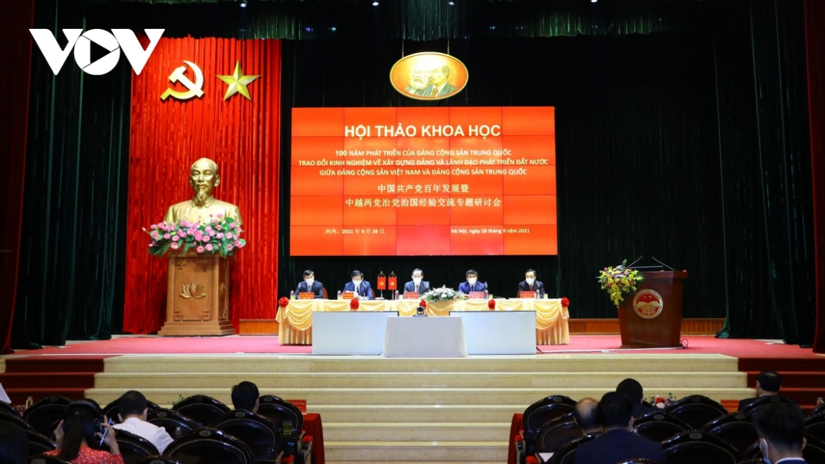 Vietnam and China co-host a symposium to share experience in Party building, national development.