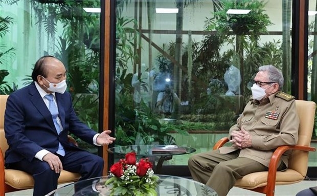 President Nguyen Xuan Phuc (L) meets with General Raul Castro Ruz as part of his official visit to Cuba. (Photo: VNA)