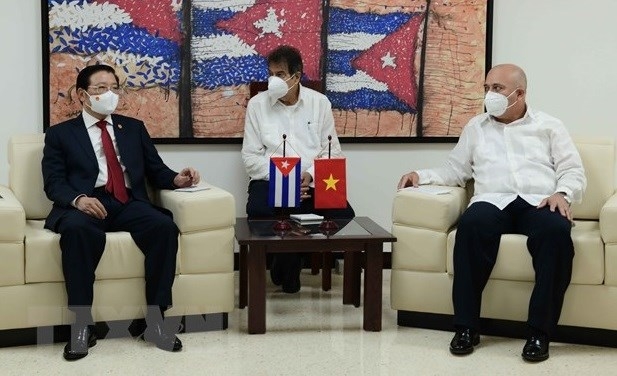 Phan Dinh Trac (L), Politburo member, Secretary of the Party Central Committee and Chairman of the Party Central Committee’s Commission for Internal Affairs, holds a working session with Roberto Morales Ojeda, Politburo member and Secretary of Organisation and Cadre Policy of the Communist Party of Cuba (CPC)’s Central Committee. 