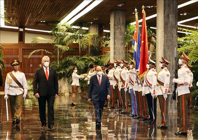 Cuban President Miguel Diaz-Canel and Vietnamese President Nguyen Xuan Phuc review the guard of honour at the welcoming ceremony in Havana. (Photo: VNA)