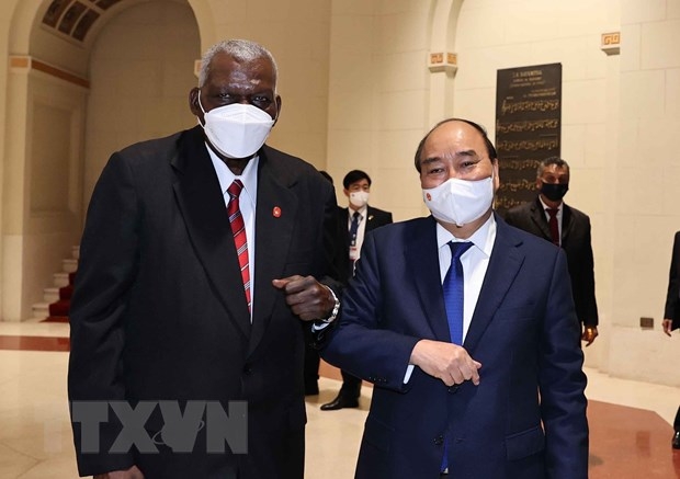 Cuban National Assembly President Esteban Lazo Hernández (L) welcomes Vietnamese State President Nguyen Xuan Phuc in Havana on September 19. (Photo: VNA)