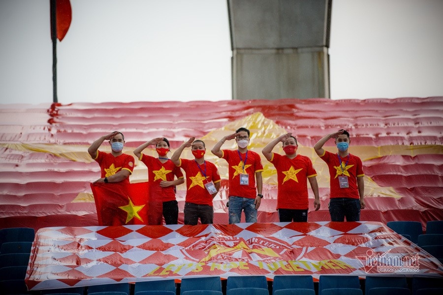 Due to the impact of the COVID-19 pandemic, the fixture against Australia is taking place without fans. Locals quickly prepare national flags around the stadium ahead of the match in order to offer encouragement to members of the national squad.