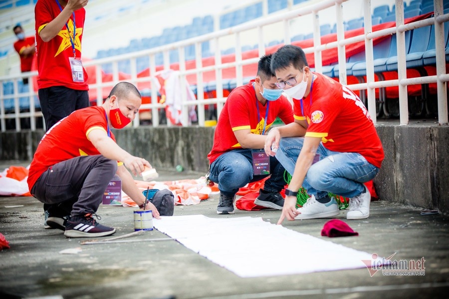 Supporters spend plenty of time on making banners to encourage the team in the historical World Cup qualifiers.