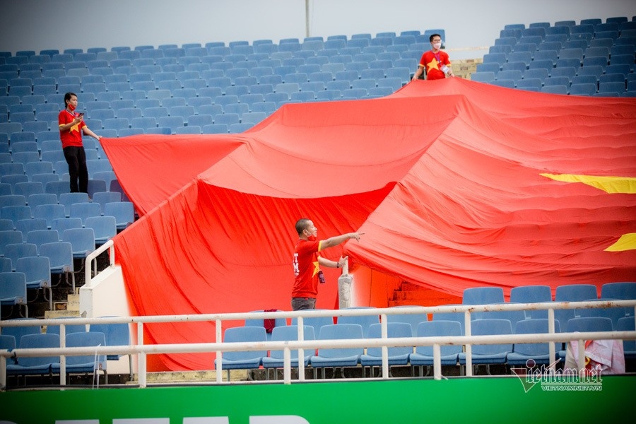 Local fans prepare a large-size national flag as a special gift to the national squad.
