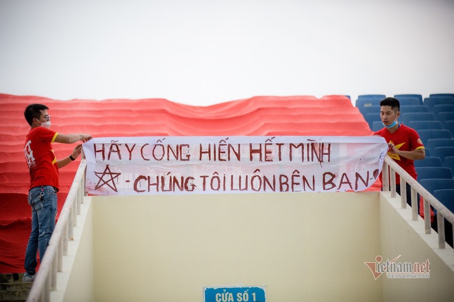 A banner shows fans always standing beside the national team’s footballers, despite the match being held behind closed doors.