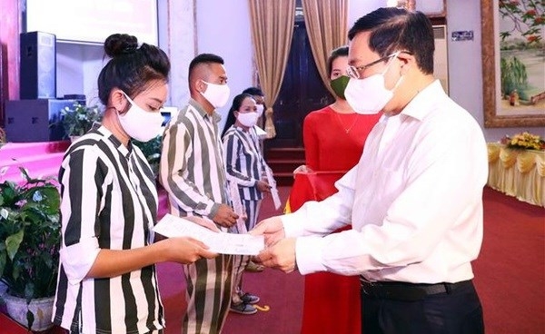 Deputy Prime Minister Pham Binh Minh hands over amnesty decisions to prisoners at Phu Son 4 prison