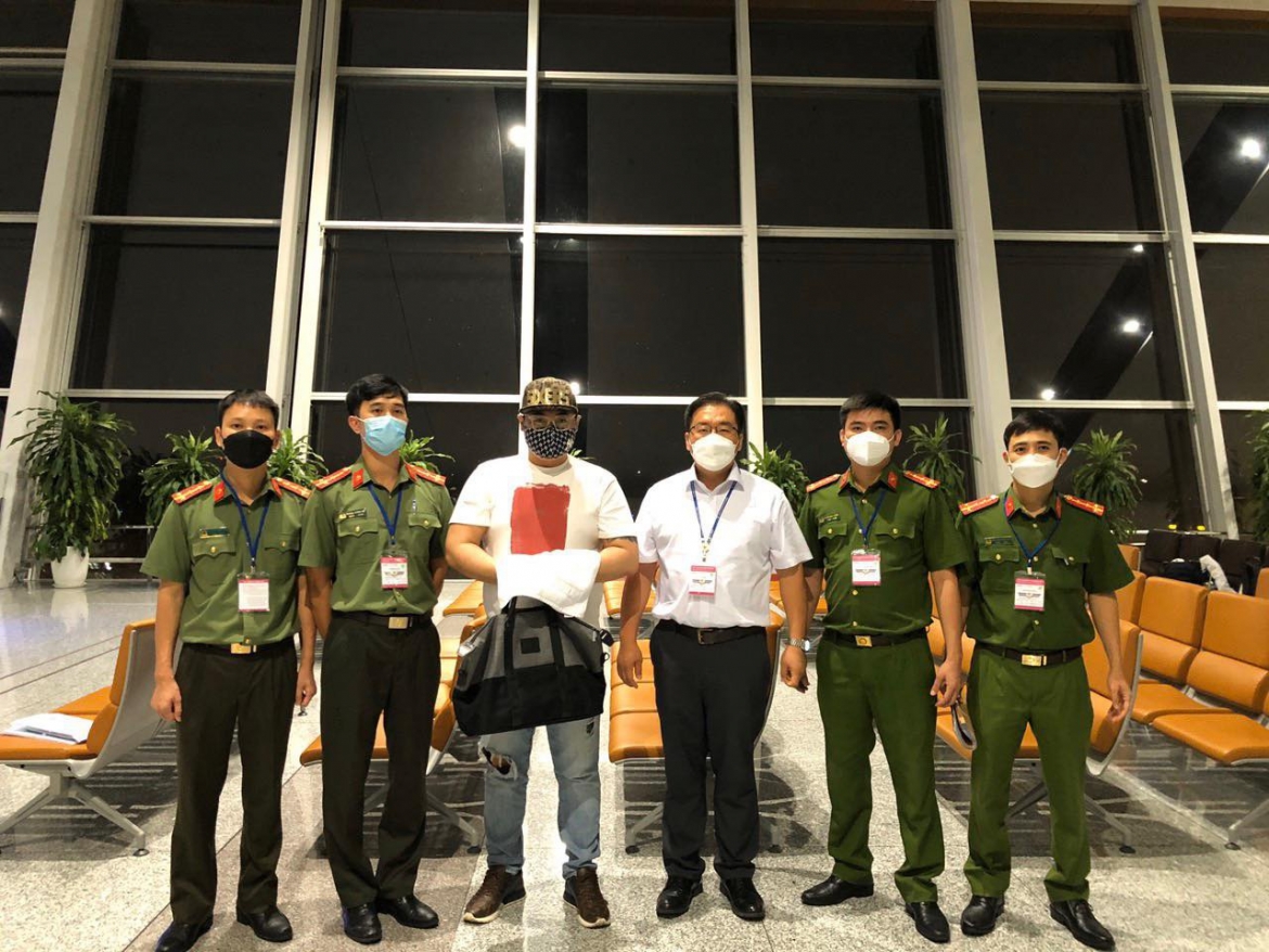 Hanoi Police hand over a fugitive convicted of fraud to Korean authorities.