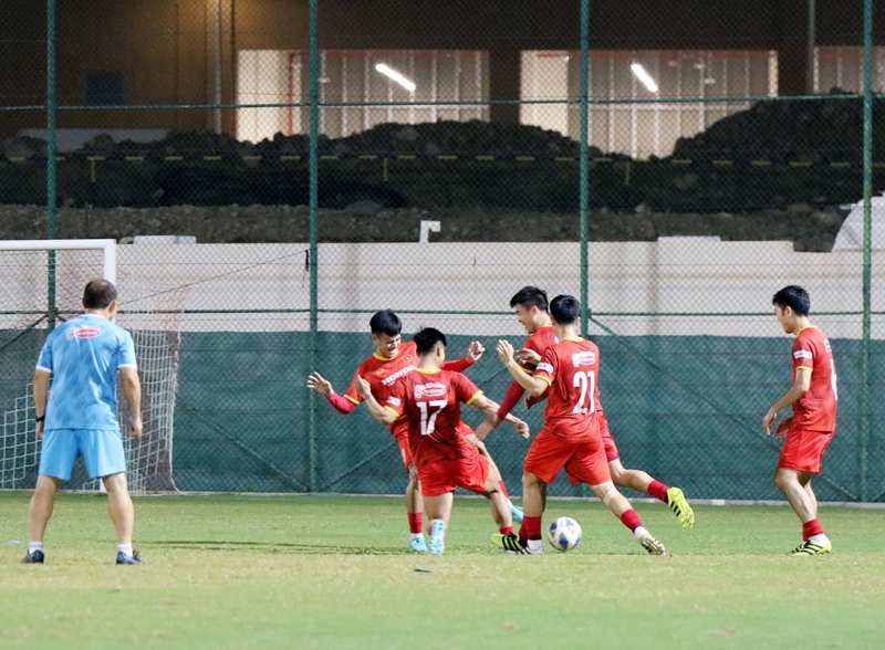 Coach Park guides the players through various warm-up exercises. He is hands on throughout the session and continuously instructs the players on how to do each movement correctly.