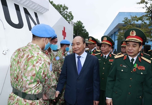 President Nguyen Xuan Phuc with officers of the UN peacekeeping mission. (Photo: VNA)