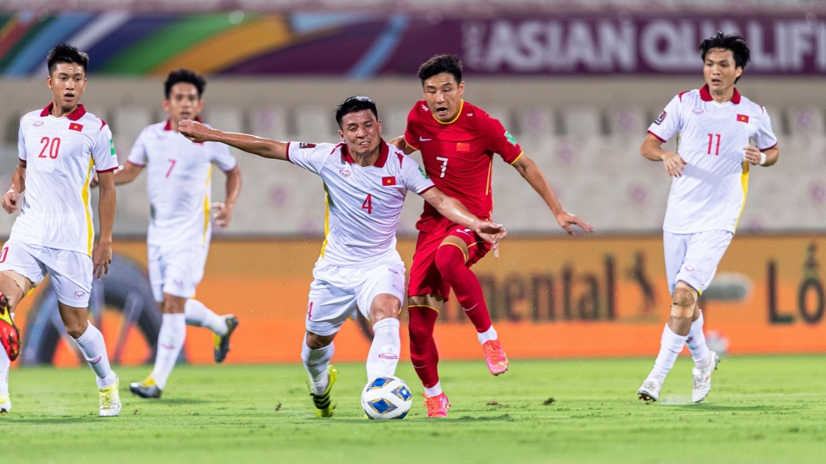 Vietnamese players (in white jersey) lose 2-3 to Chinese opponents in UAE on October 7. (Photo: VFF)