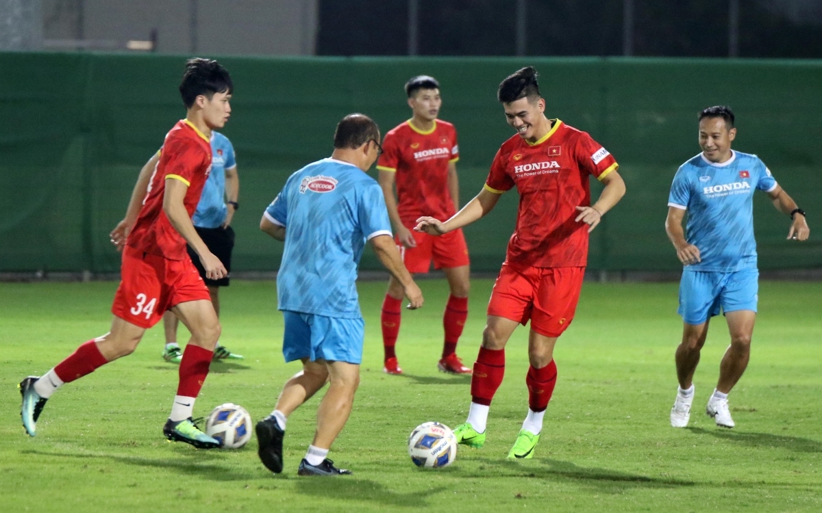 Vietnamese football players are training hard to prepare for their coming clash against China