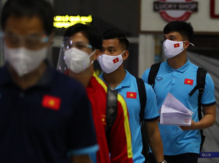 Vietnamese footballers touch down in the UAE on the early morning of October 1 ahead of their third match in Group B of the final round of Asian World Cup qualifiers.