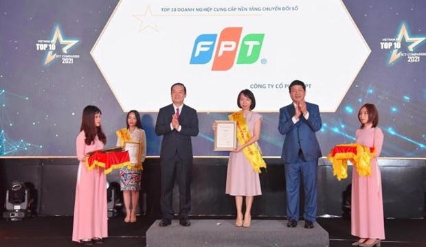A representative of FPT receives the prize (Photo: vneconomy.vn)