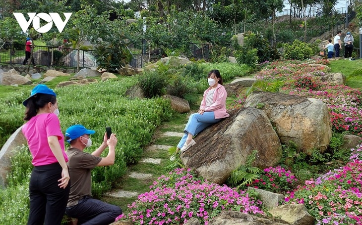 Tourists take photos in Ba Den mountain.