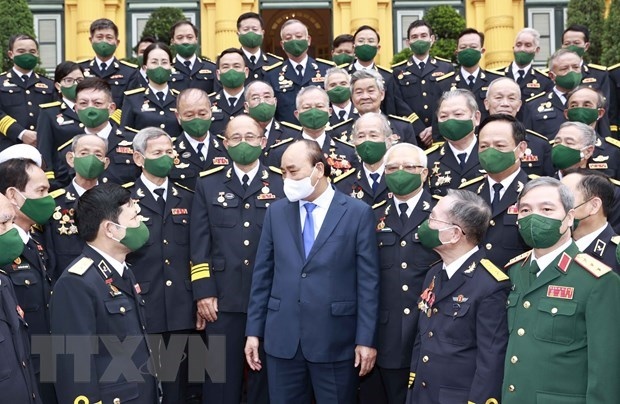 President Nguyen Xuan Phuc and the delegates at the meeting.