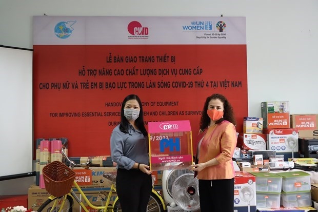 Elisa Fernandez Saenz, UN Women Country Representative (R), hands over the donations to Duong Ngoc Linh, Director of the Centre for Women and Development. (Photo: UN Women)