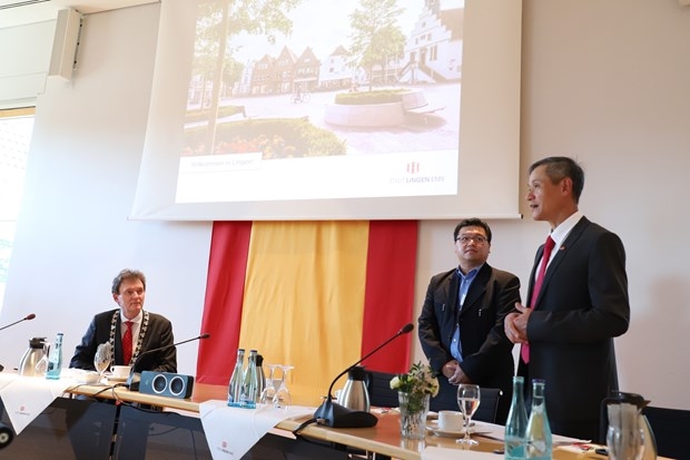 Vietnamese Ambassador to Germany Nguyen Minh Vu (R) speaks at the meeting with Lingen Mayor Dieter Krone (L). (Photo: VNA)