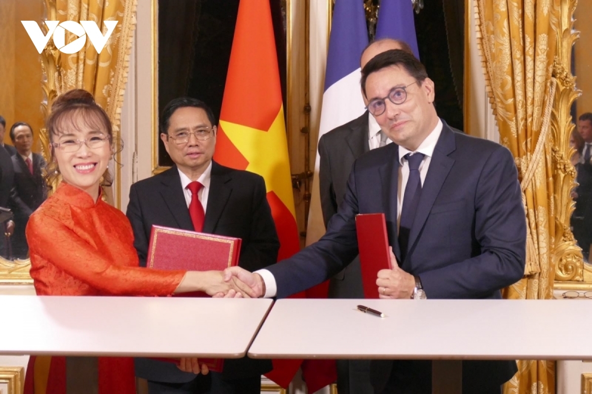 Vietjet Air CEO Nguyen Thi Phuong Thao and Alexandre Ziegler, Senior Executive Vice President, International and Public Affairs of Safran sign a comprehensive strategic cooperation agreement.