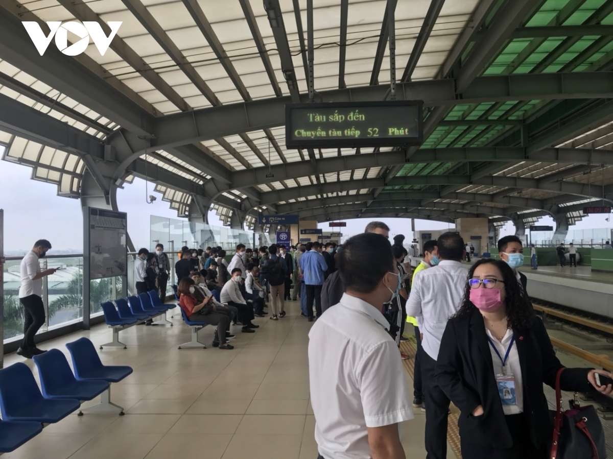    Cat Linh station opens at 9 a.m. to welcome visitors. People will have the opportunity to experience free travel on the elevated line for the first 15 days.