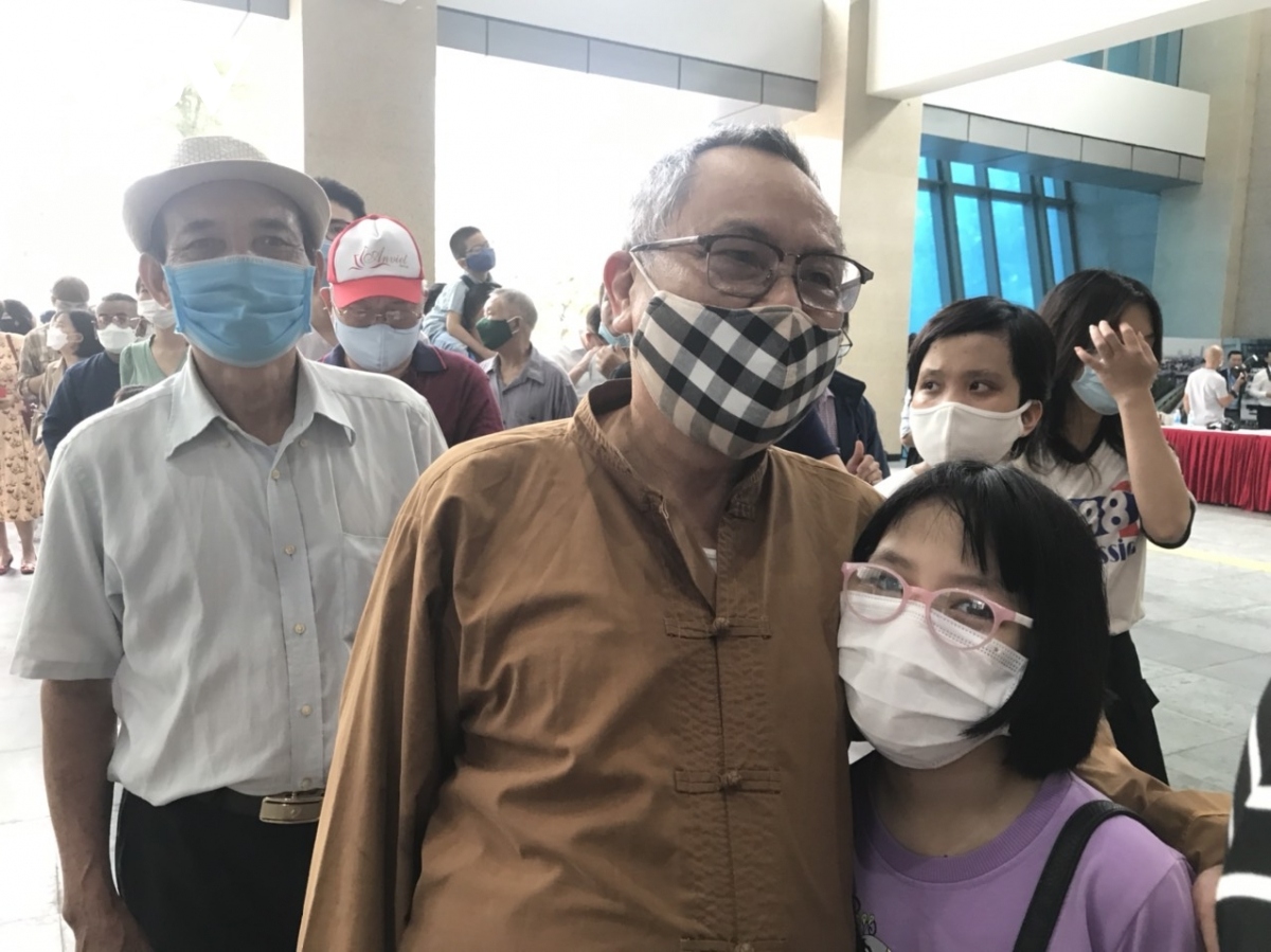 Truong Duy Son, a resident from Kim Ma ward, says he has arrived early to experience travelling on the new railway service.