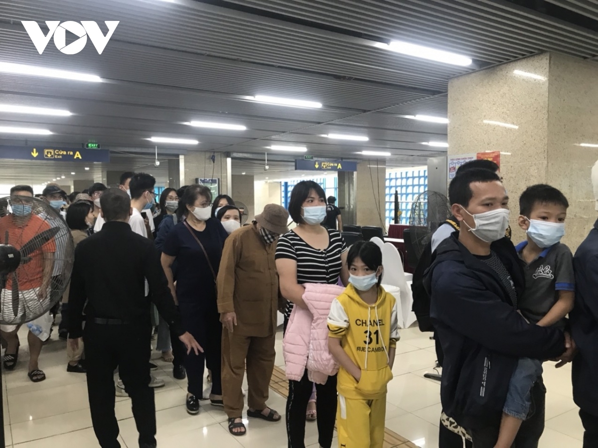 Many families also bring their children in order to enjoy a ride on the elevated line.