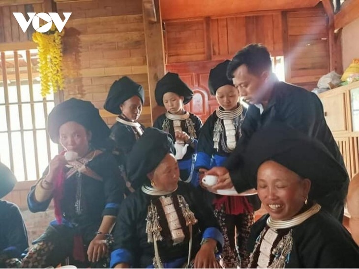 A Dao Khau couple invites tea to their relatives and guests
