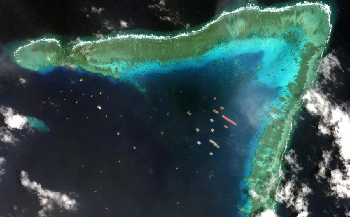 Hundreds of Chinese vessels anchor near the Bai Ba Dau (Whitsun Reef) in the Spratly archipelago of Vietnam (Photo: Maxar)
