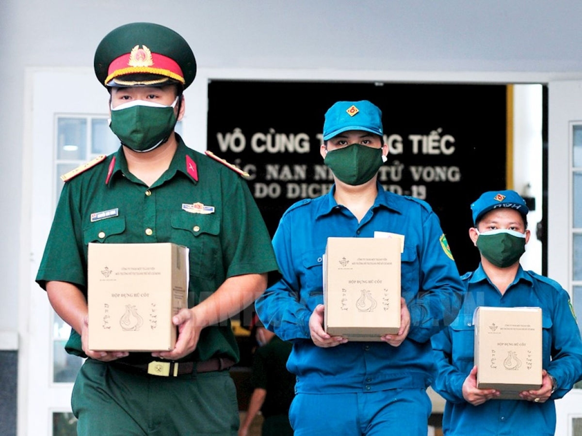 Transfering COVID-19 victims' ashes to their family in Ho Chi Minh City