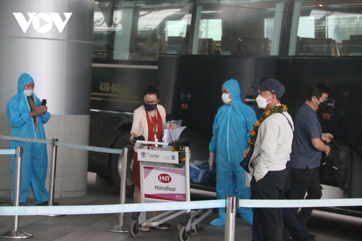 All tourists, along with staff at the airport and travel agency, wear face masks in line with Vietnam’s COVID-19 guidelines.