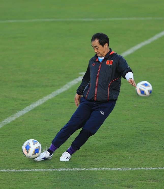 Young-jin takes charge of the team while head coach Park Hang-seo is busy leading the Vietnamese U23 squad in the 2022 Asian Football Confederation (AFC) U23 Asian Cup.