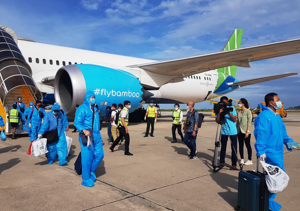 The visitors wear protective clothing throughout the Seoul - Cam Ranh flight as part of COVID-19 prevention and control measures to protect them from possible virus infection. (Photo: thanhnien.vn)