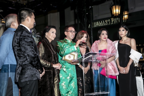 Vietnamese director Huynh Tuan Anh addresses the awards ceremony (Photo: Vietnamnet)