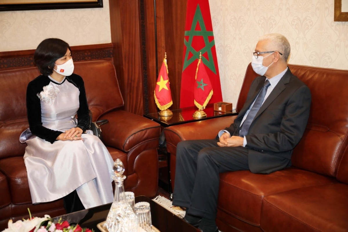 Senate President Naam Miyara (R) receives Ambassador Dang Thi Thu Ha.