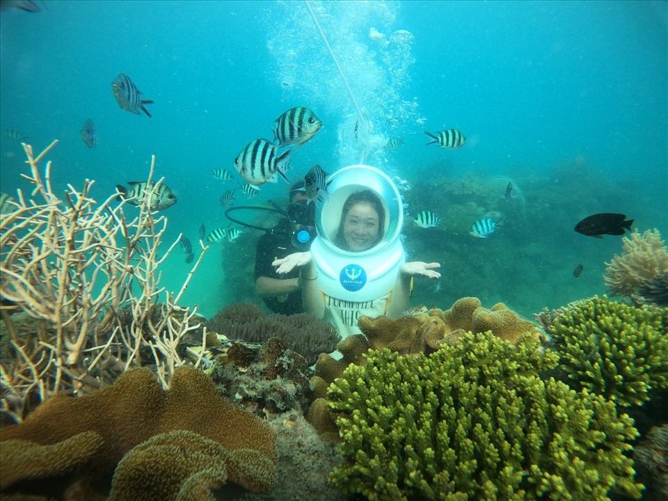 Guests should not miss out on the experience of a lifetime at the “Standard Combo Seawalker” which takes travelers on a journey to discover Phu Quoc Coral Reef Park, a site renowned for its variety of colours which combines nature with over 250 rare coral species and marine species.