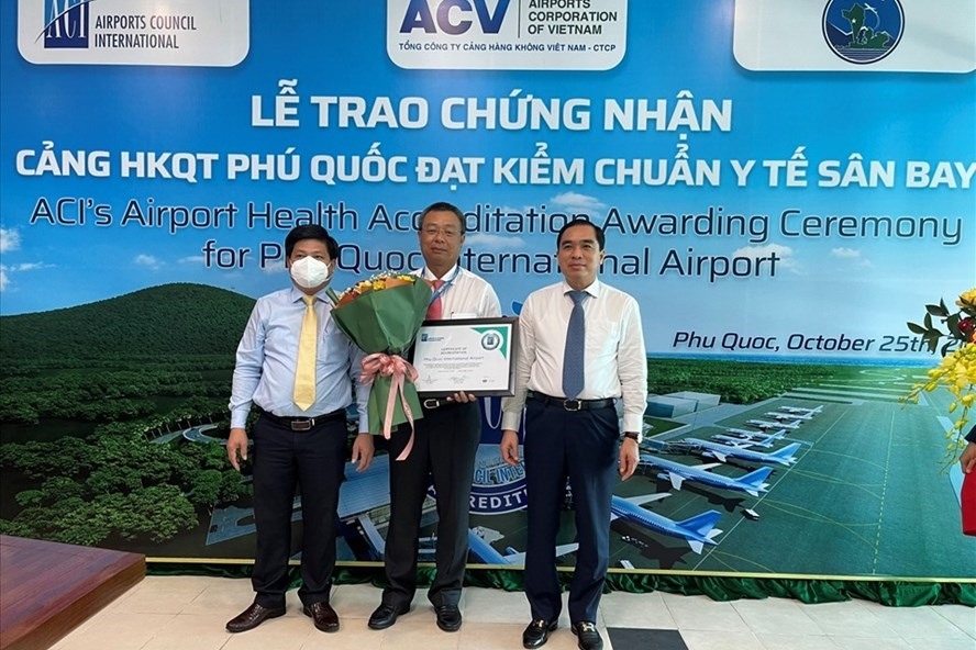 On October 25, Phu Quoc International Airport in the southern province of Kien Giang was granted the Airport Health Accreditation (AHA) by the Airports Council International (ACI) for maintaining safety and prevention measures against the COVID-19 pandemic. This recognition serves as a first step in the preparations for the island city to open up to foreign tourists in November.