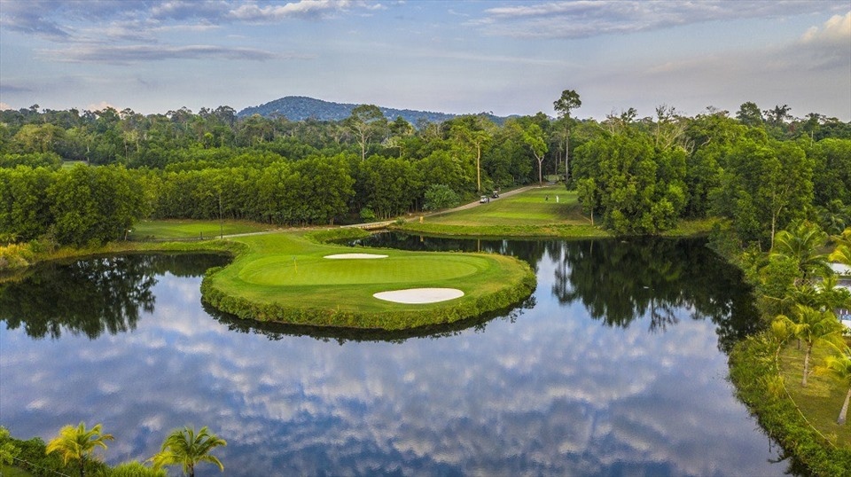 Vinpearl Golf Club Phu Quoc, the first 18-hole course on the island city, is designed to offer open spaces attractive to many visitors.
