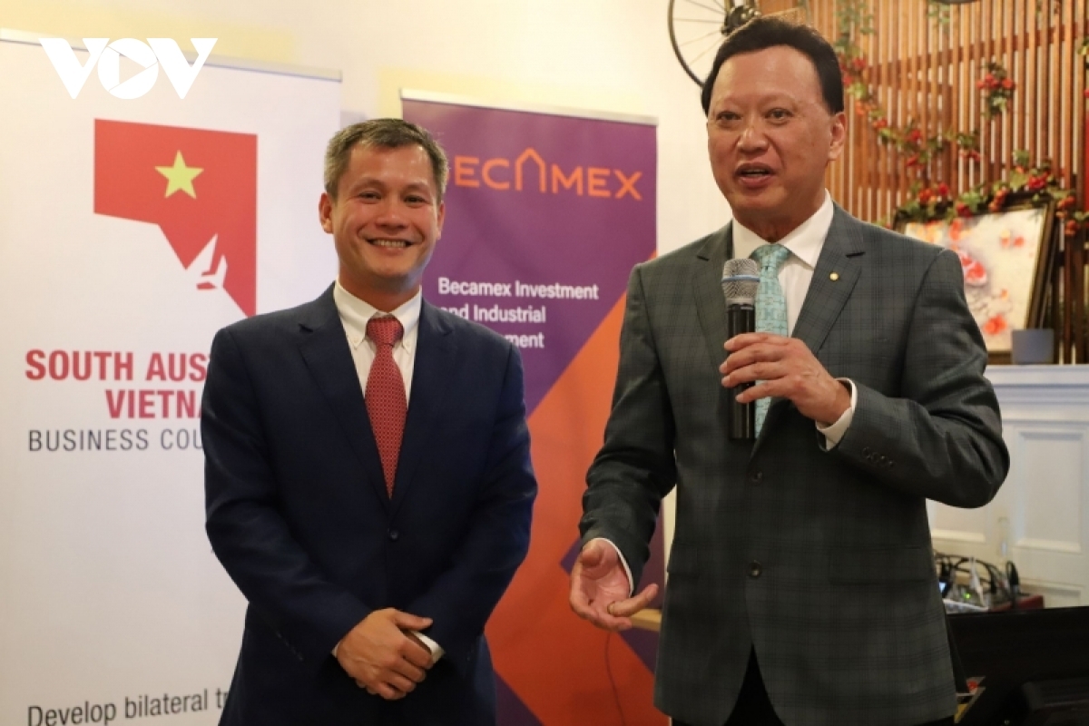 Consul General Nguyen Dang Thang (L) and Francis Wong, chairman of the South Australia-Vietnam Business Counci speak at the event.