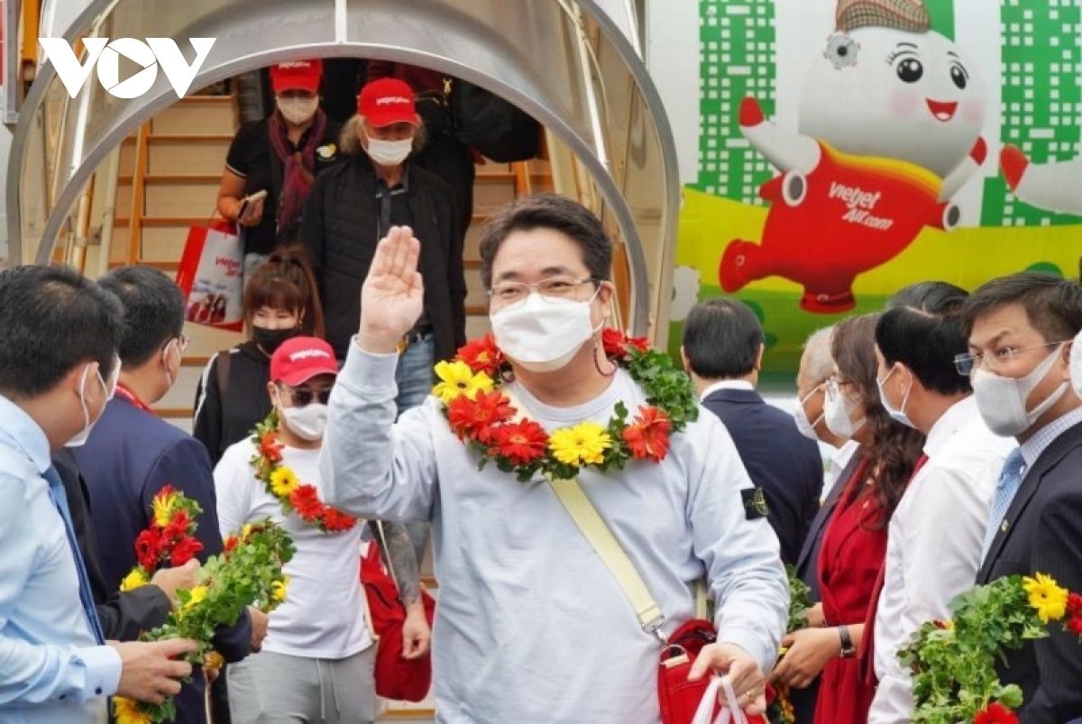 First foreign visitors with a vaccine passport are welcomed to Phu Quoc.