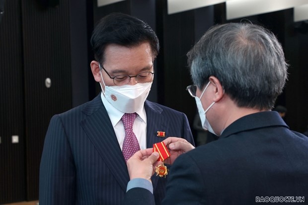 Kim Sang Yeol, Founder and Chairman of Hoban Construction – one of the Republic of Korea’s top builders, is honoured with Vietnam's Friendship Order. (Photo: Embassy of Vietnam to the RoK)