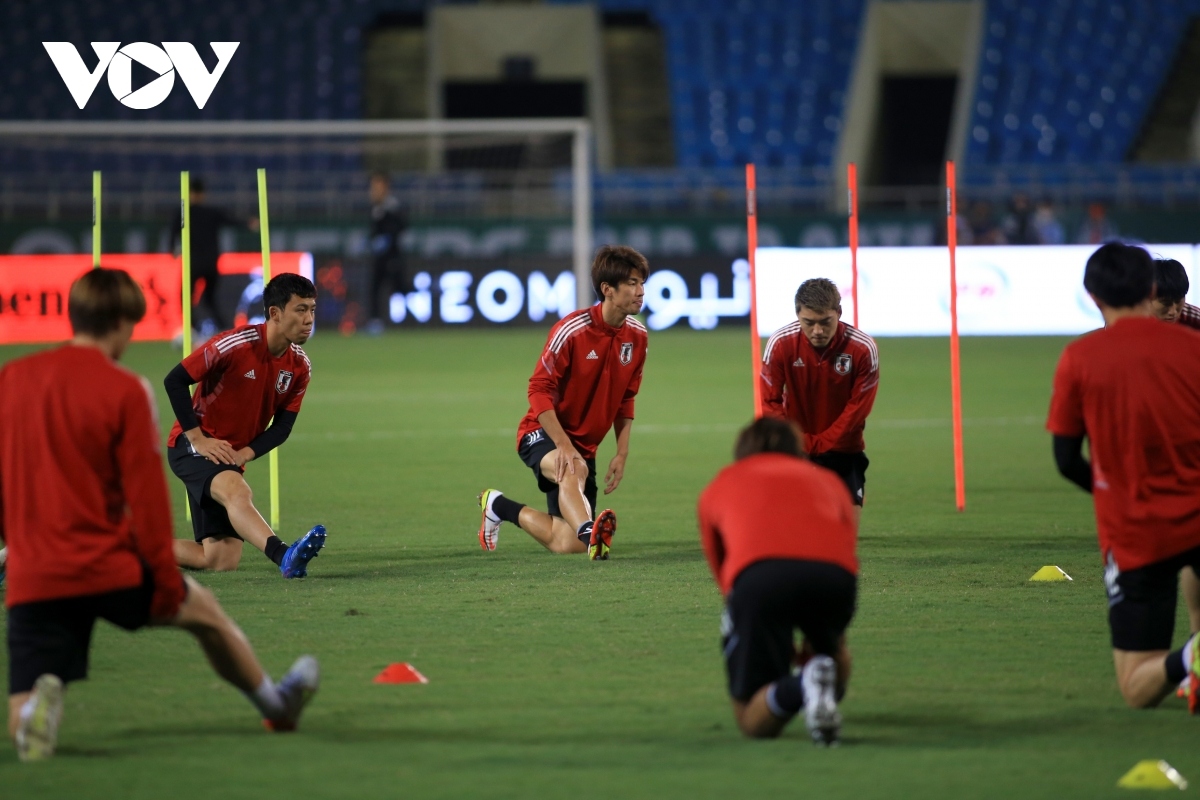 Moriyasu requires his players to warm up carefully before training.