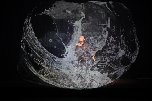 Magician Nguyen Phuong impresses crowds with his first performance on stage at the hologram circus.