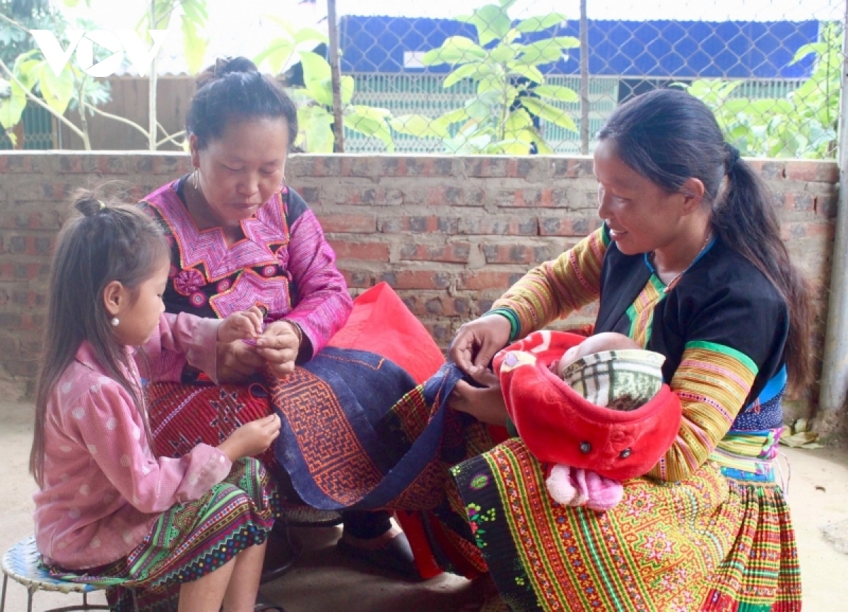 Linen weaving represents one of the long-standing traditional crafts practiced by ethnic people from the region. It also plays an important role in the economic and cultural life of the Mong people.