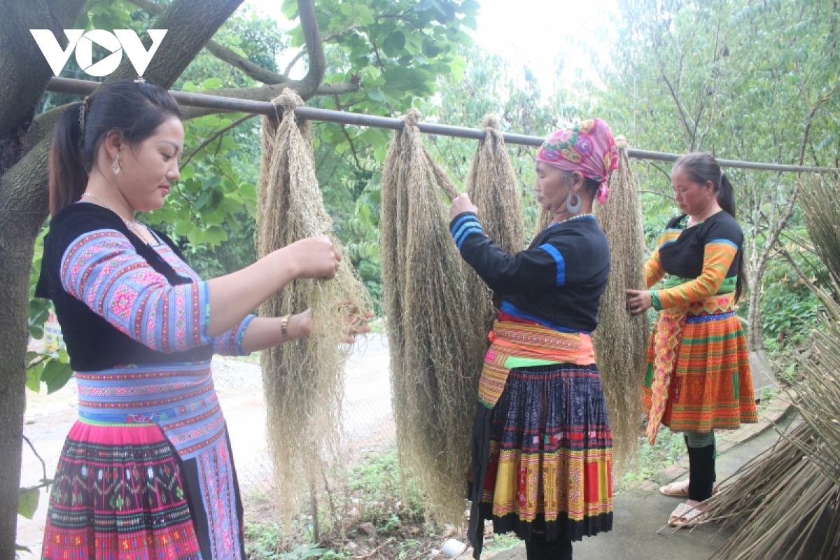 After being boiled several times in water mixed with ash and beeswax, the linen threads gradually become softer and whiter.