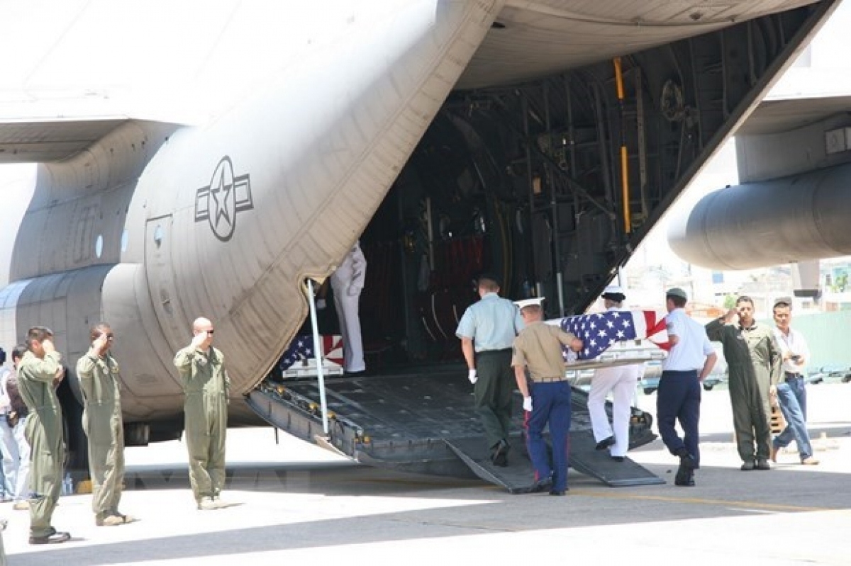 A repatriation ceremony for the remains of missing US servicemen (Illustrative photo: VNA)