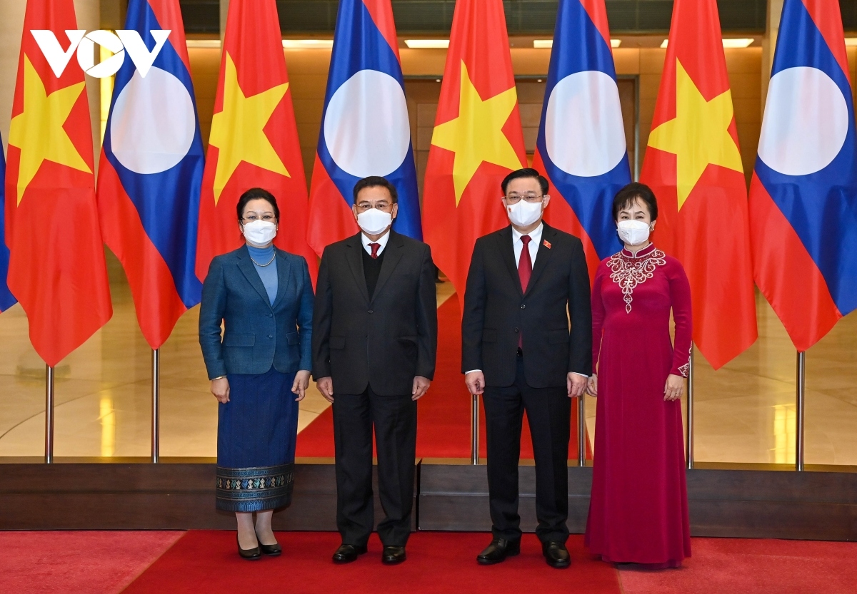 NA Chairman Vuong Dinh Hue and his wife pose for a photo with their Lao counterparts.