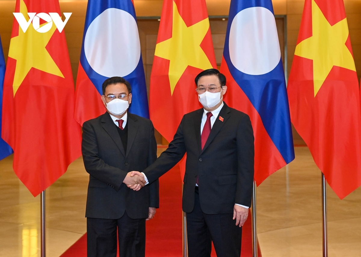 National Assembly (NA) Chairman Vuong Dinh Hue welcomes Saysomphone Phomvihane, Politburo member of the Lao People's Revolutionary Party (LPRP) and Chairman of the National Assembly (L).