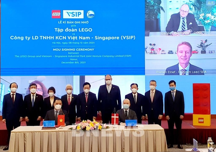 representatives of LEGO and VSIP sign the MoU on a toy plant in Vietnam. (Photo: VNA)