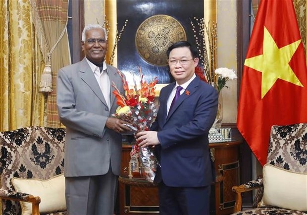 Chairman of the National Assembly Vuong Dinh Hue (R) meets with General Secretary of the Communist Party of India (CPI) D. Raja (Photo: VNA)