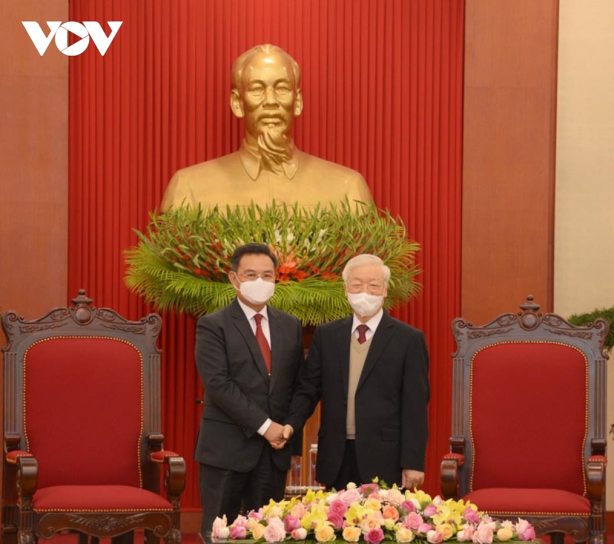 Party General Secretary Nguyen Phu Trong welcomes visiting Laos National Assembly Chairman Xaysomphone Phomvihane in Hanoi on December 7.