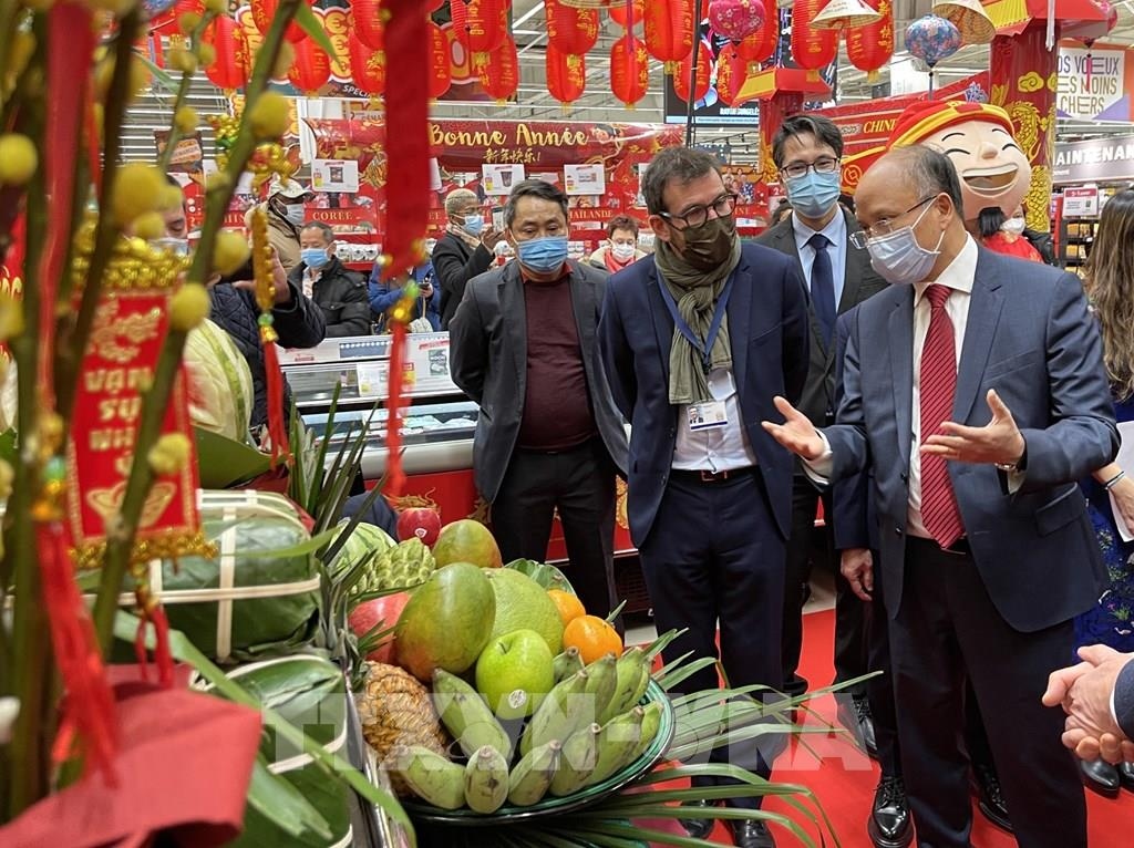 Ambassador Dinh Toan Thang introduces the way Vietnamese people celebrate the lunar New Year holiday to French friends. (Photo: VNA)